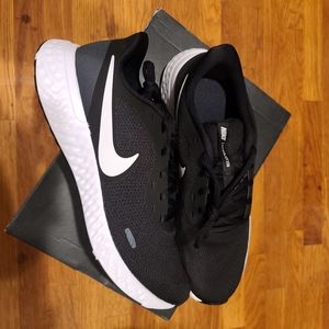 Nike Revolution 5